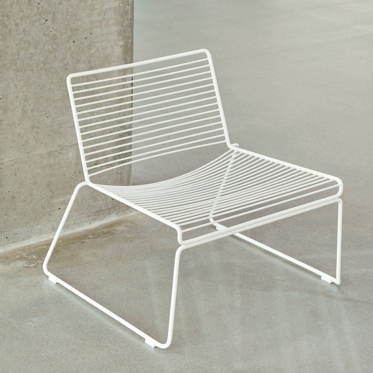 Chaise lounge en métal blanc Hee - HAY - The Cool Republic