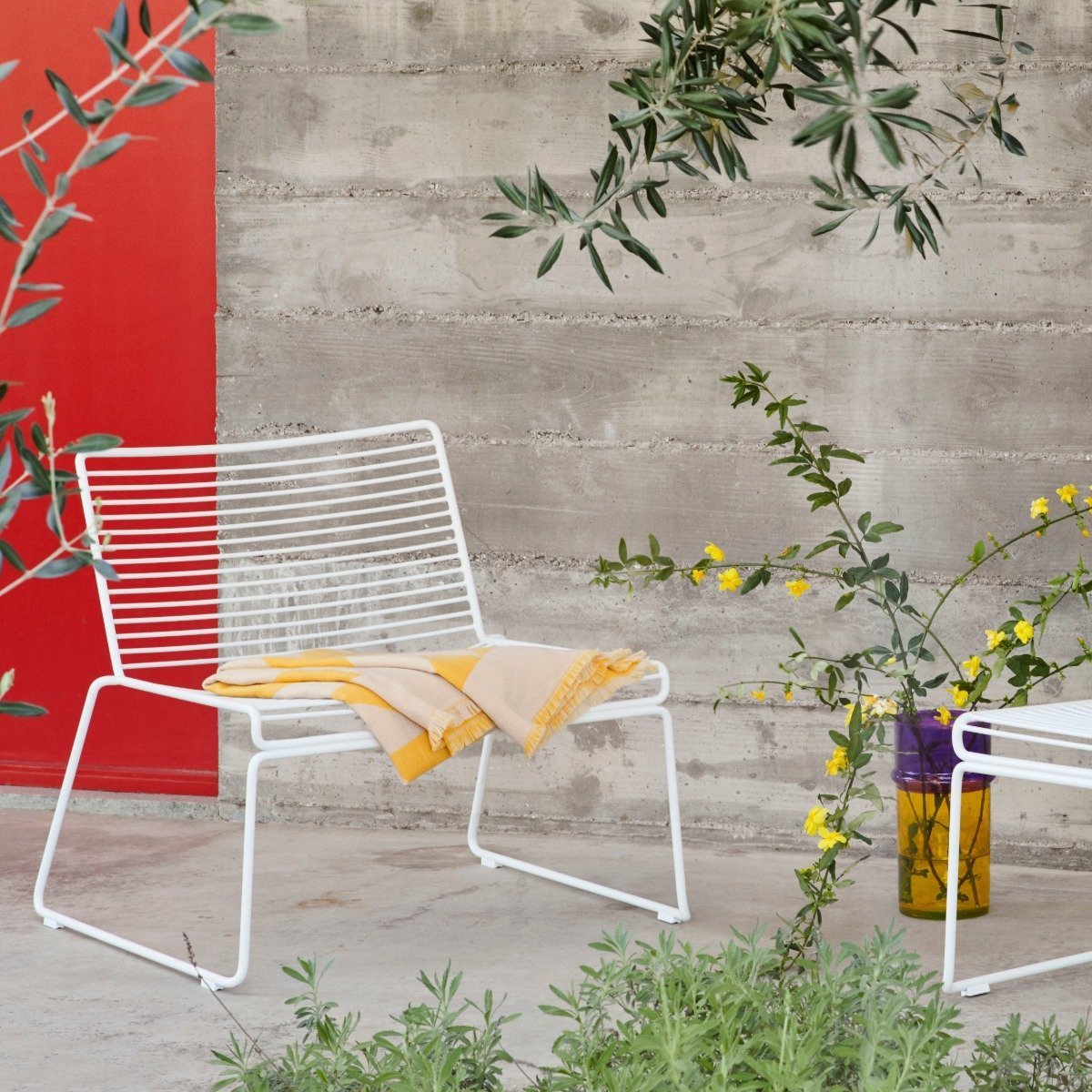 Chaise lounge en métal blanc Hee - HAY - The Cool Republic