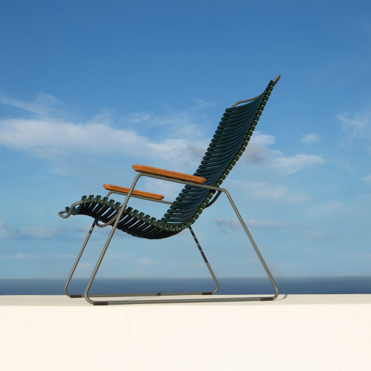 Chaise lounge en métal et plastique bleu clair CLICK - Houe - The Cool Republic