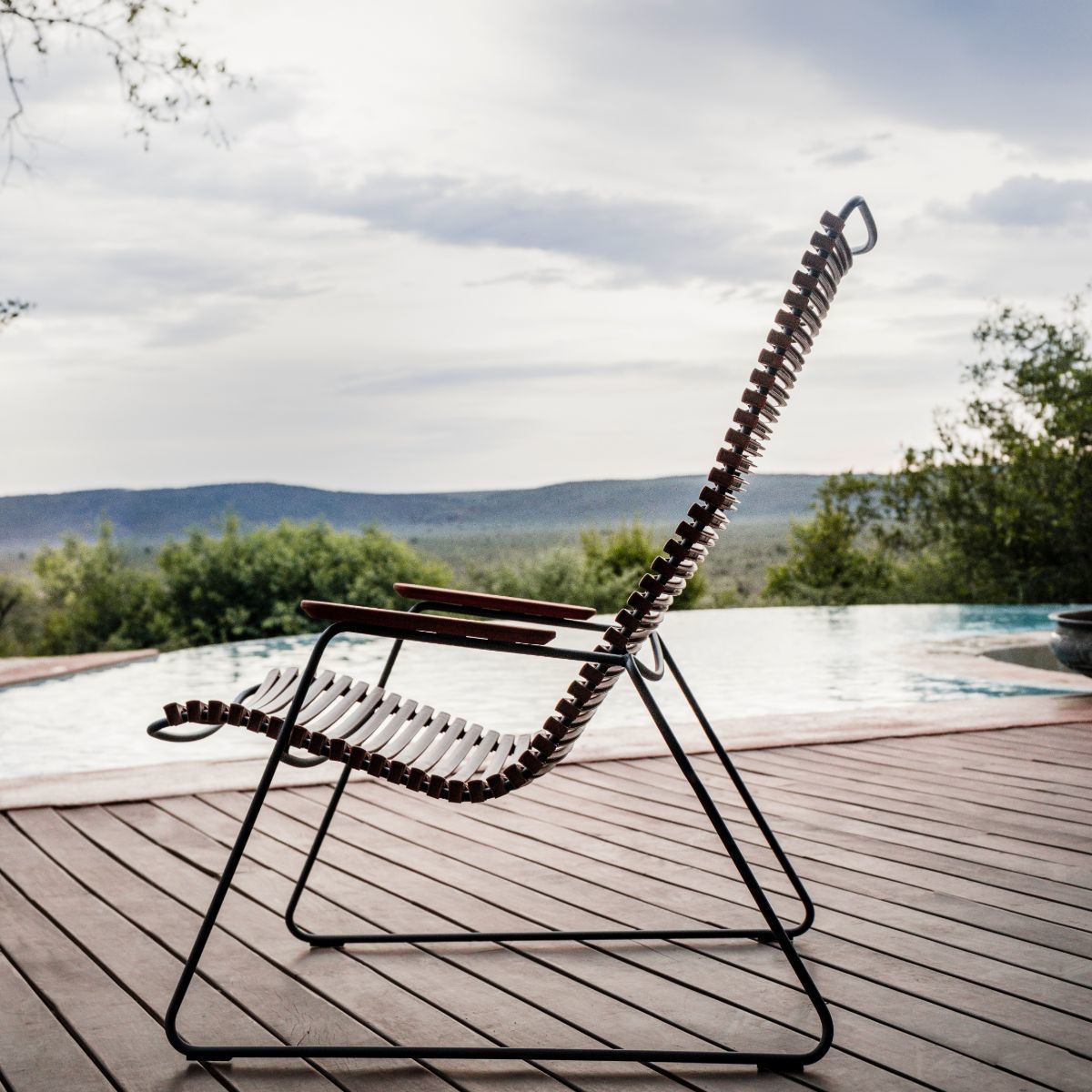 Chaise lounge en métal et plastique bleu foncé CLICK - Houe - The Cool Republic