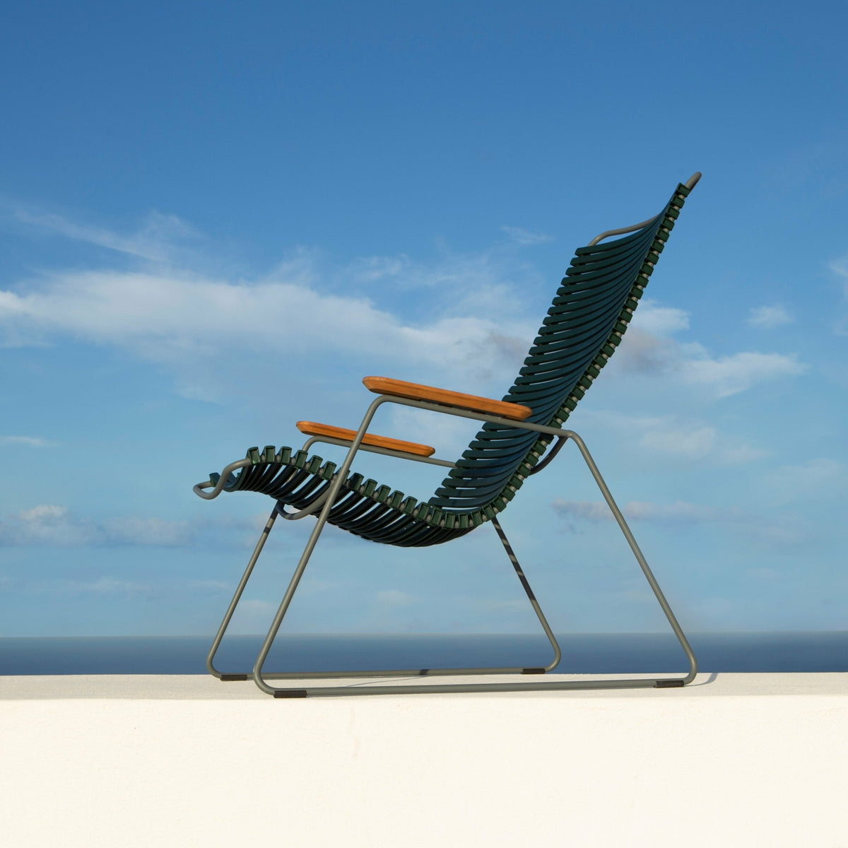Chaise lounge en métal et plastique sable CLICK - Houe - The Cool Republic