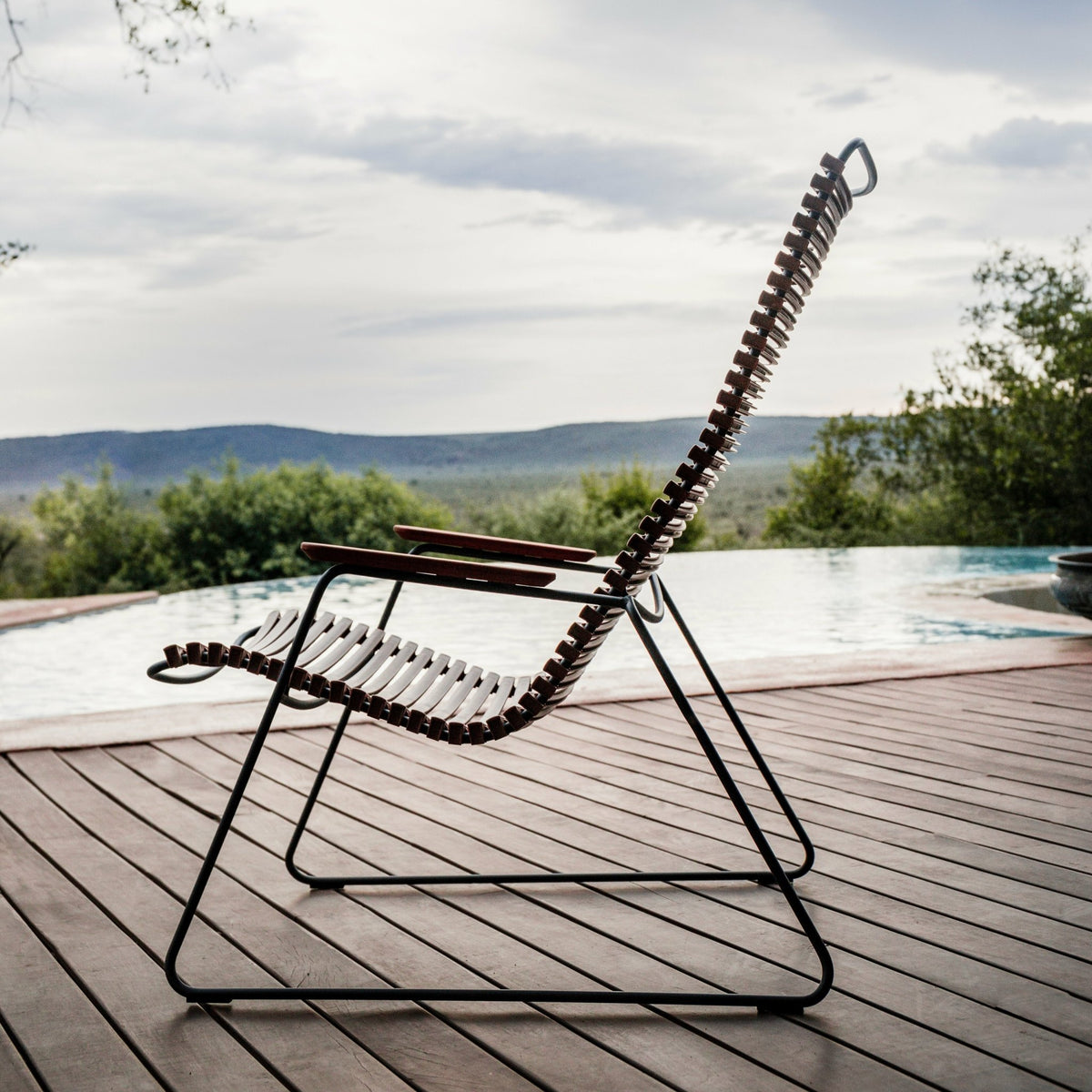 Chaise lounge en métal et plastique vert sapin CLICK - Houe - The Cool Republic