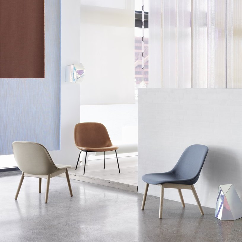 Chaise lounge noire piétement en chêne Fiber - Muuto - The Cool Republic