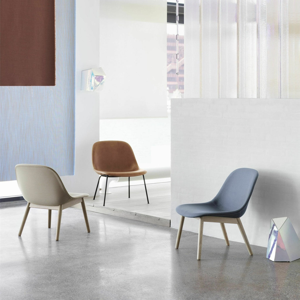 Chaise lounge vert pâle piétement en chêne Fiber - Muuto - The Cool Republic