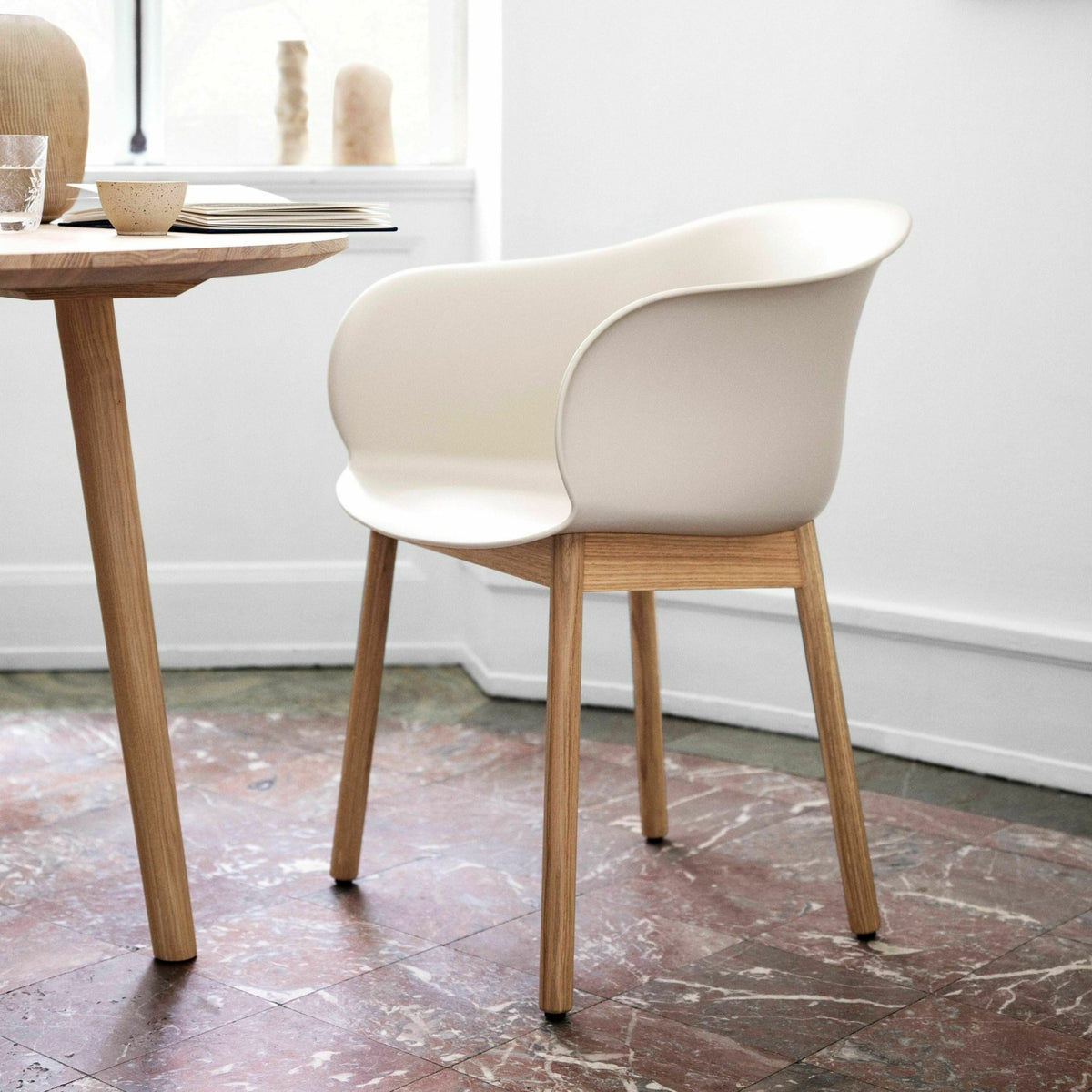 Chaise marron piétement en bois de chêne JH30 - &tradition - The Cool Republic