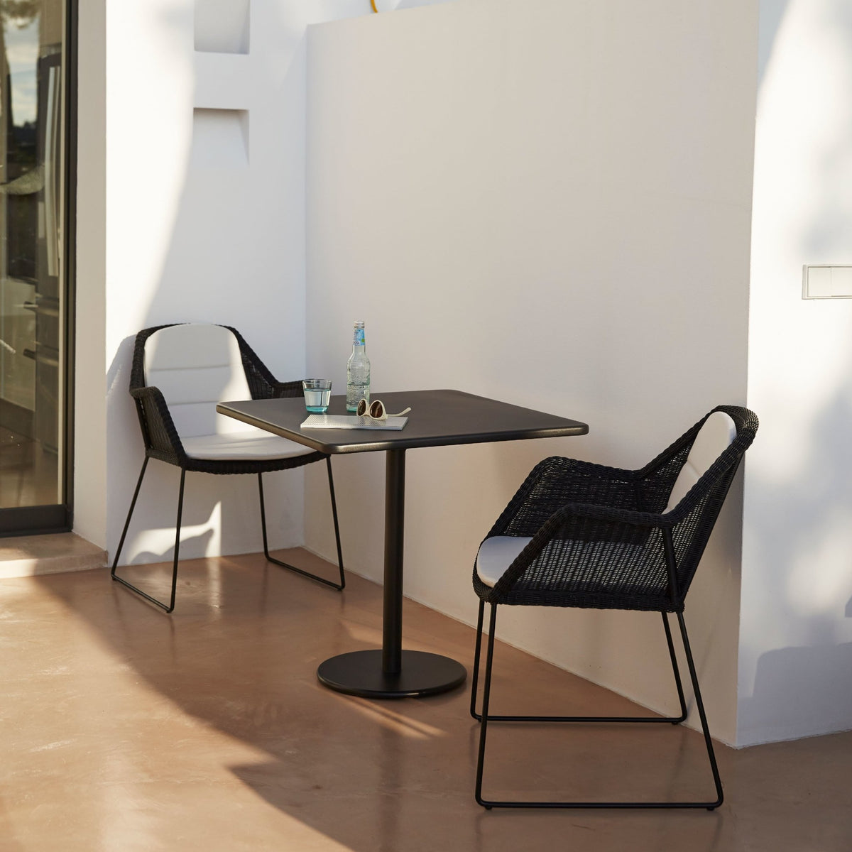 Chaise noire avec coussin écru Breeze - Cane-Line - The Cool Republic
