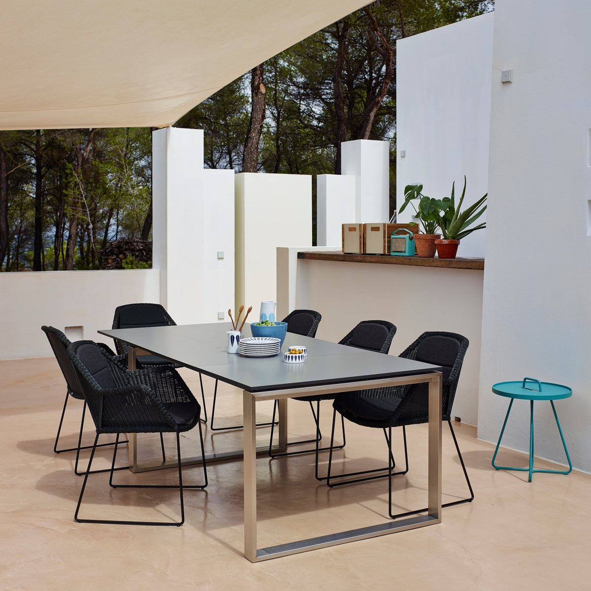Chaise noire avec coussin écru Breeze - Cane-Line - The Cool Republic