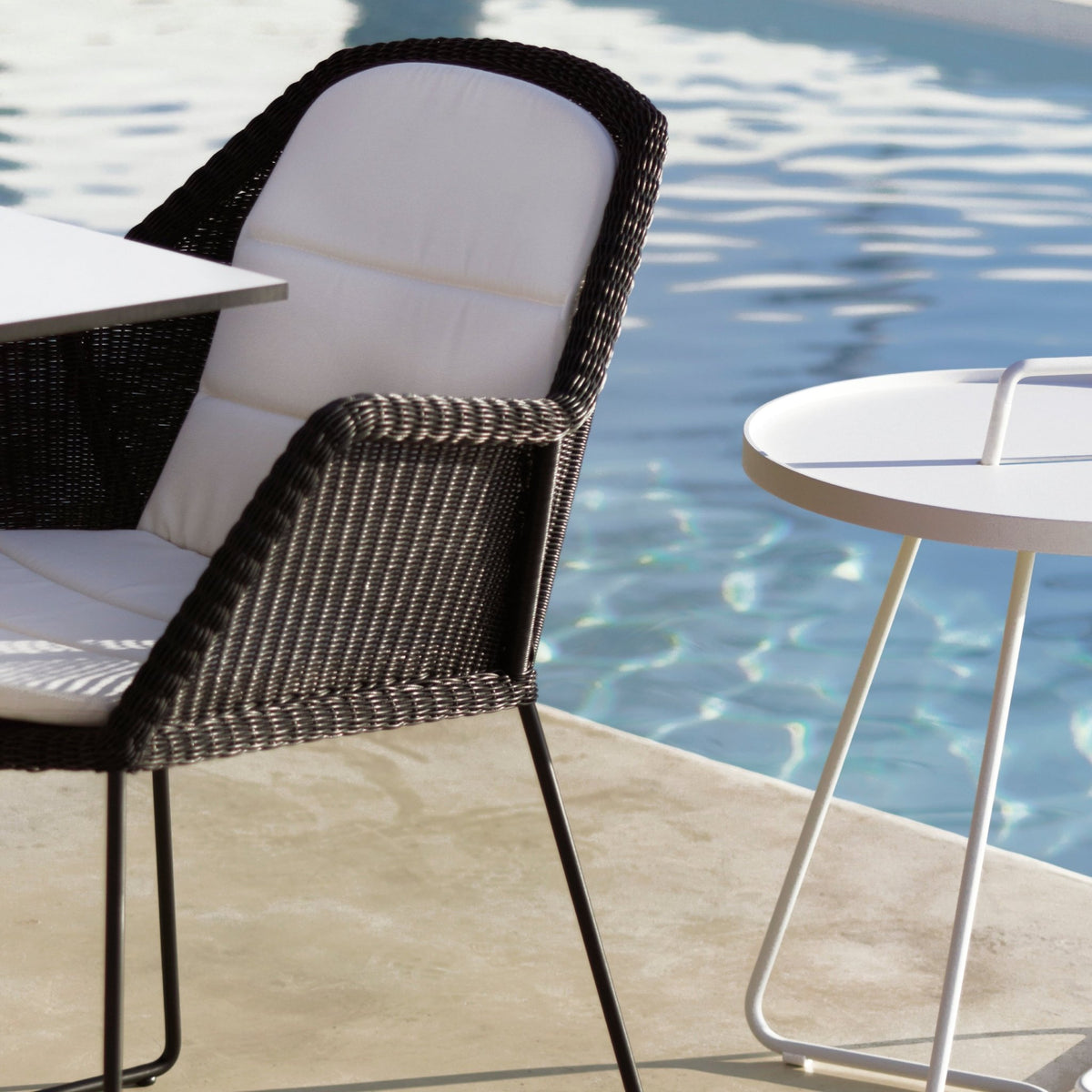 Chaise noire avec coussin gris Breeze - Cane-Line - The Cool Republic