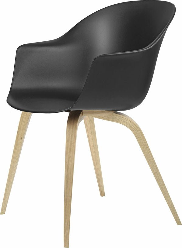 Chaise noire en chêne laqué mat Bat - Gubi - The Cool Republic