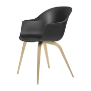 Chaise noire en chêne laqué mat Bat - Gubi - The Cool Republic