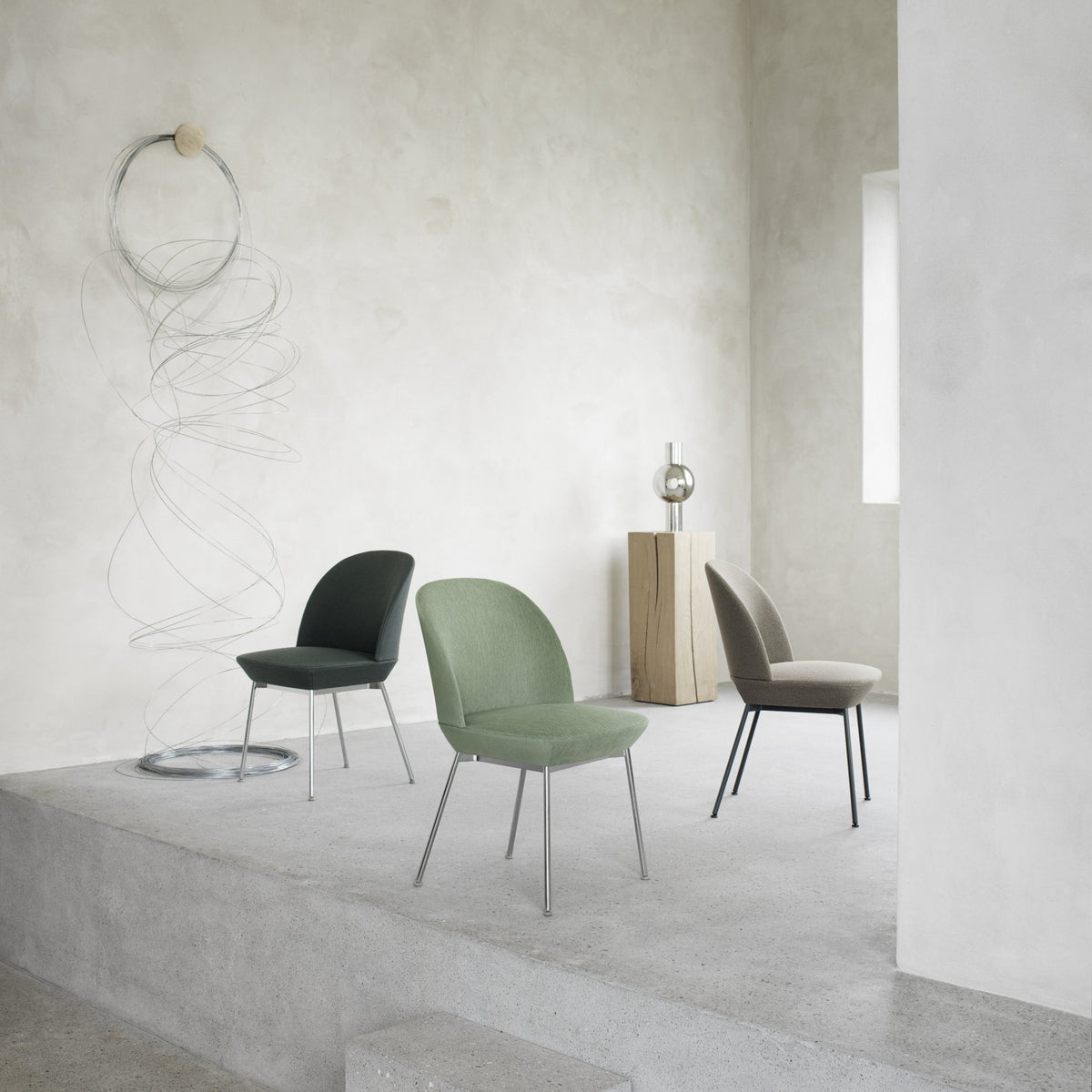 Chaise noire et pieds chrome Oslo - Muuto - The Cool Republic