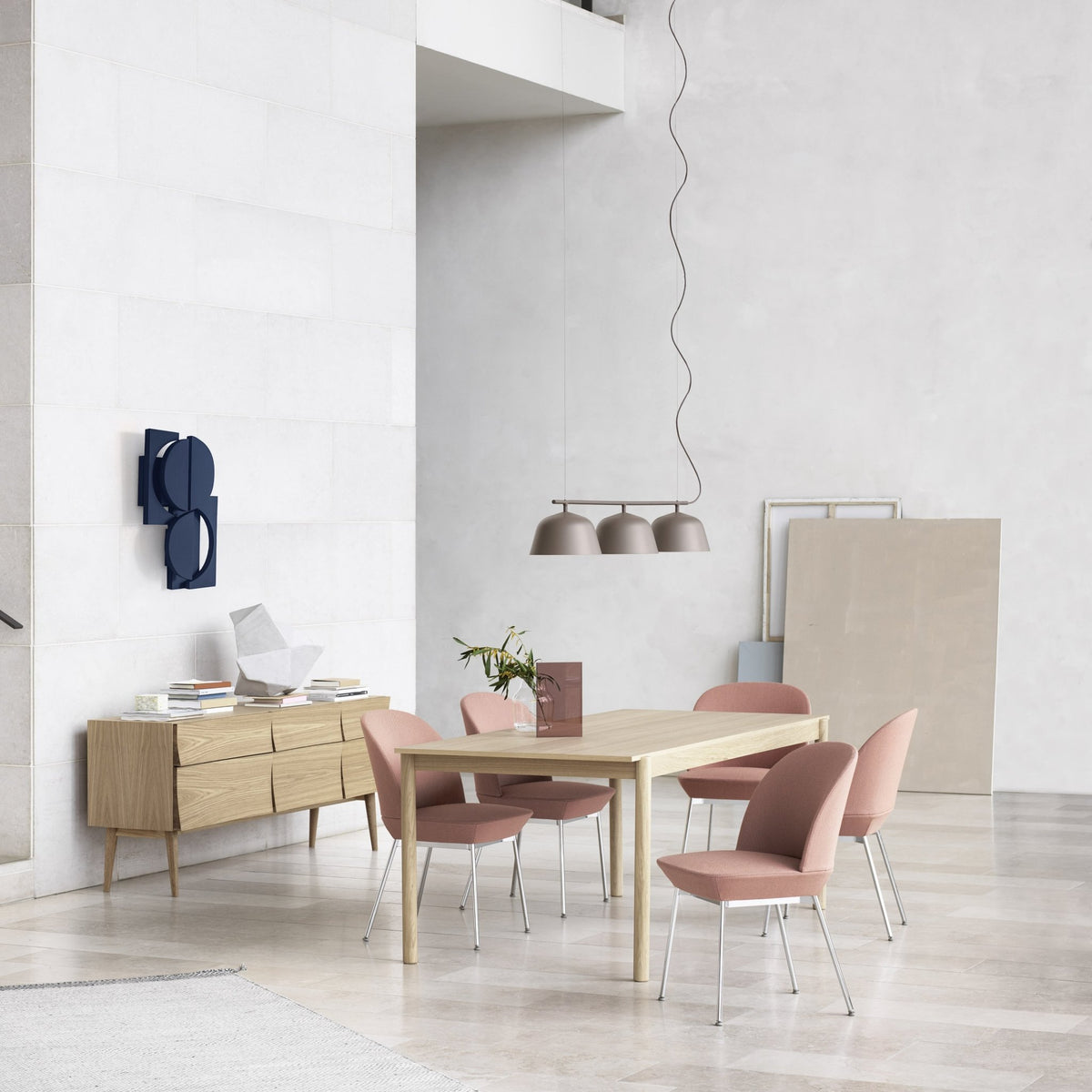 Chaise noire et pieds chrome Oslo - Muuto - The Cool Republic