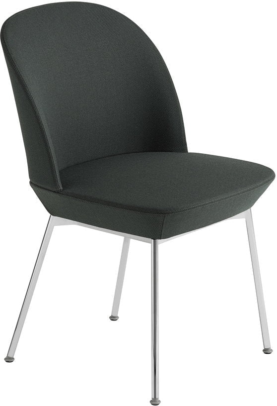 Chaise noire et pieds chrome Oslo - Muuto - The Cool Republic
