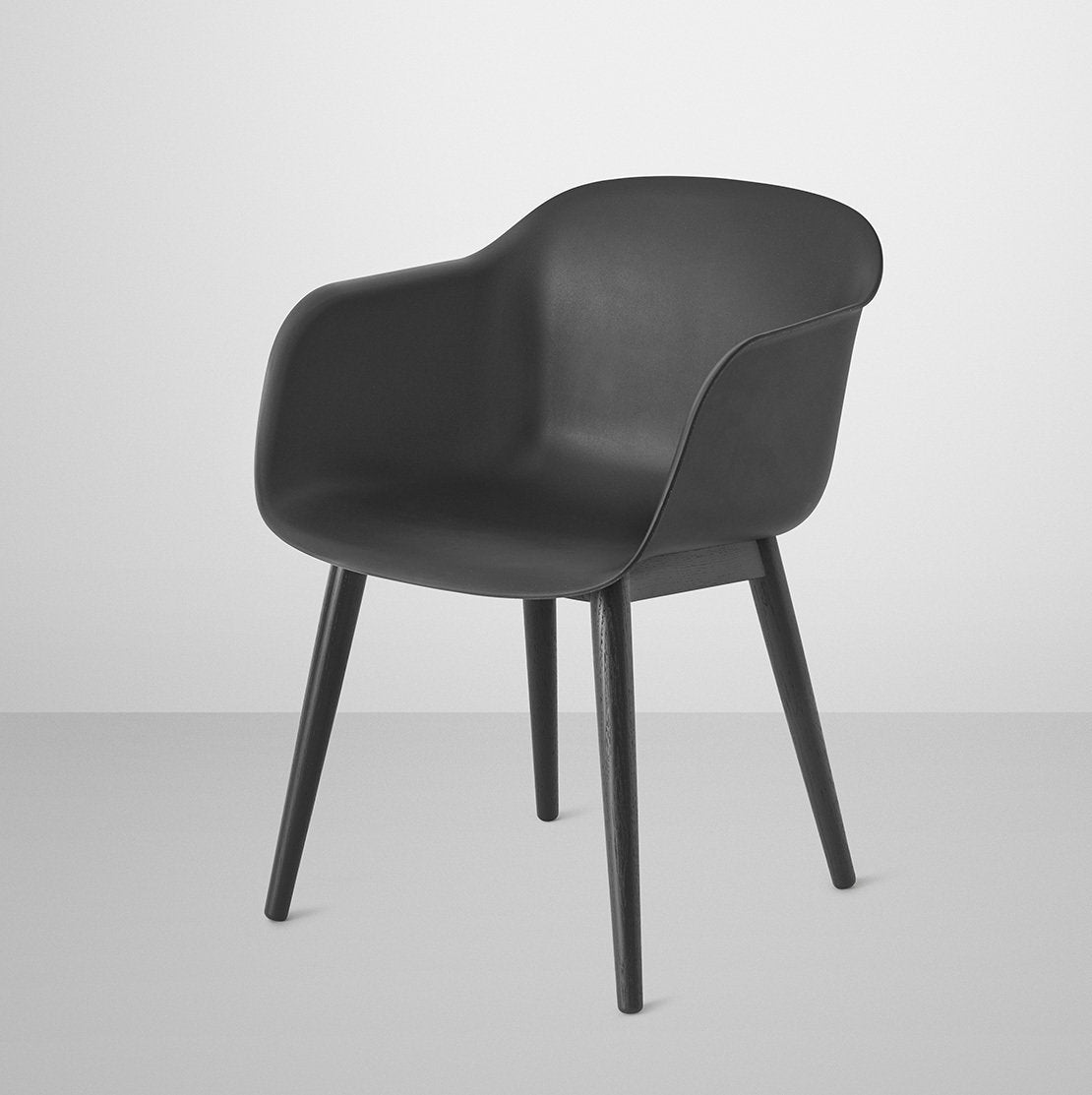 Chaise noire piétement en bois chêne Fiber - Muuto - The Cool Republic