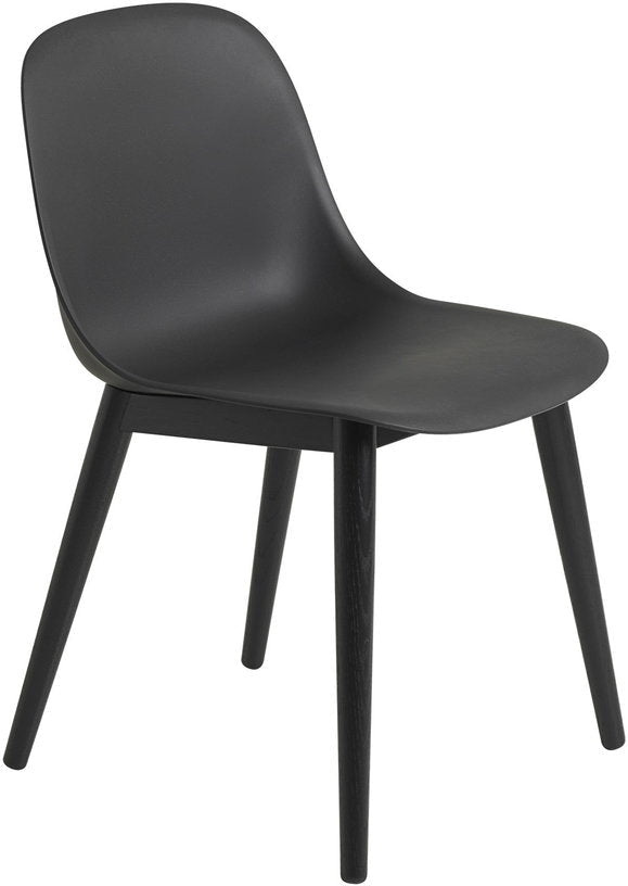 Chaise noire piétement en chêne Fiber - Muuto - The Cool Republic