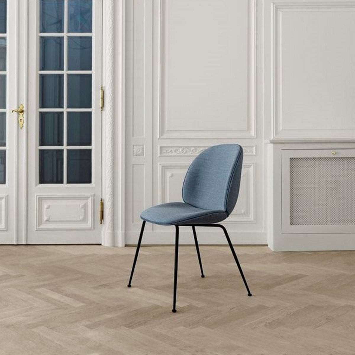 Chaise noire piétement laiton Beetle - Gubi - The Cool Republic