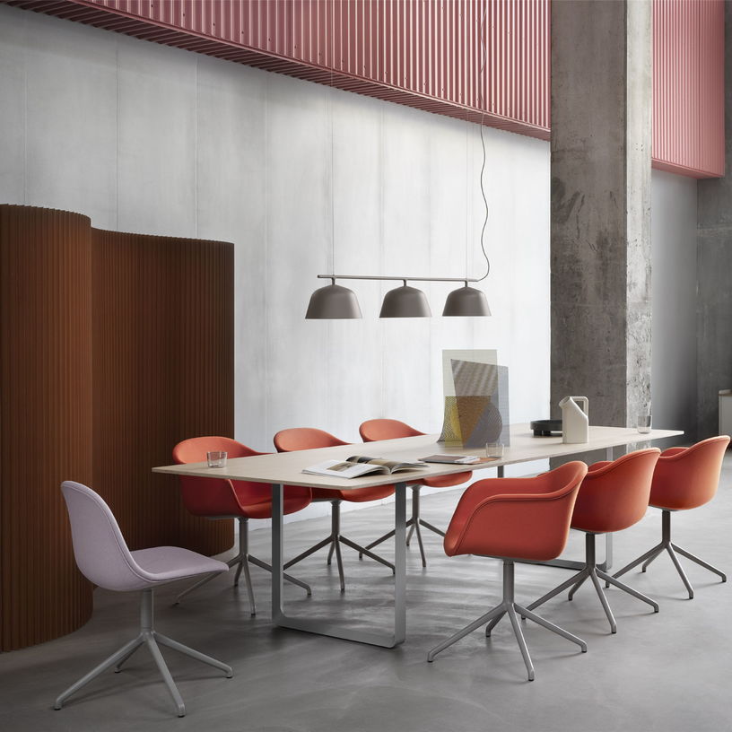 Chaise noire piétement pivot Fiber - Muuto - The Cool Republic