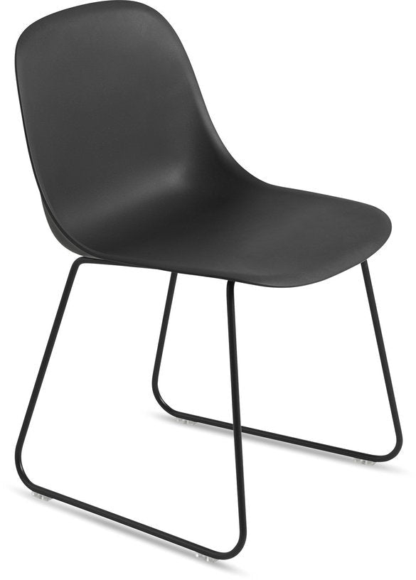 Chaise noire piétement traîneau Fiber - Muuto - The Cool Republic