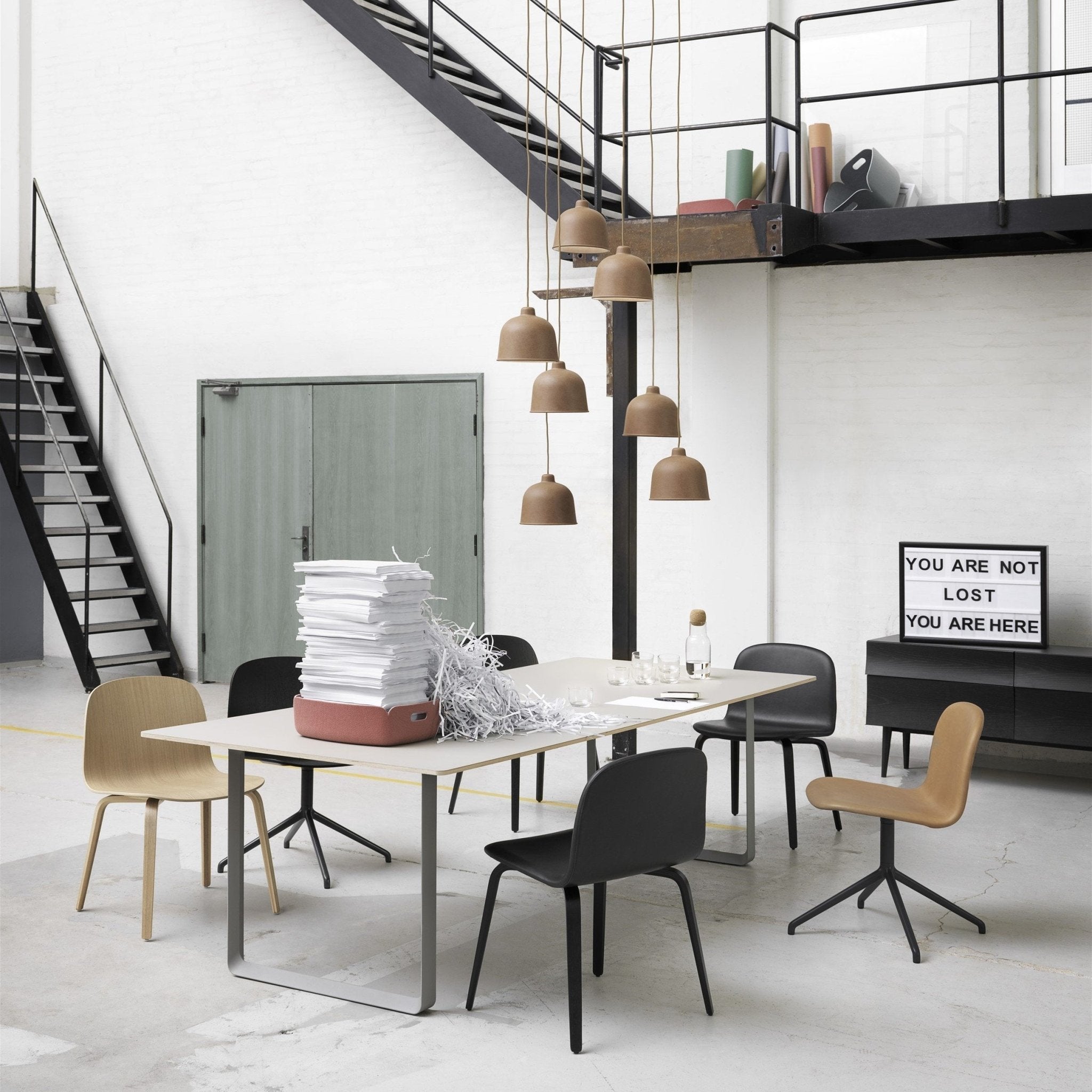 Chaise noire piétement tubes Visu - Muuto - The Cool Republic