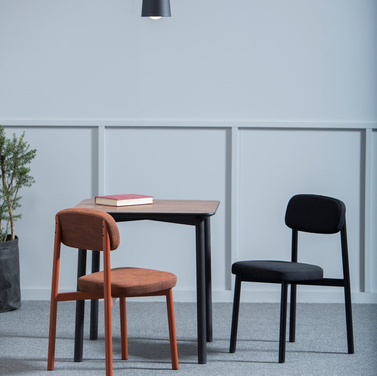 Chaise noire Résidence - Kann Design - The Cool Republic