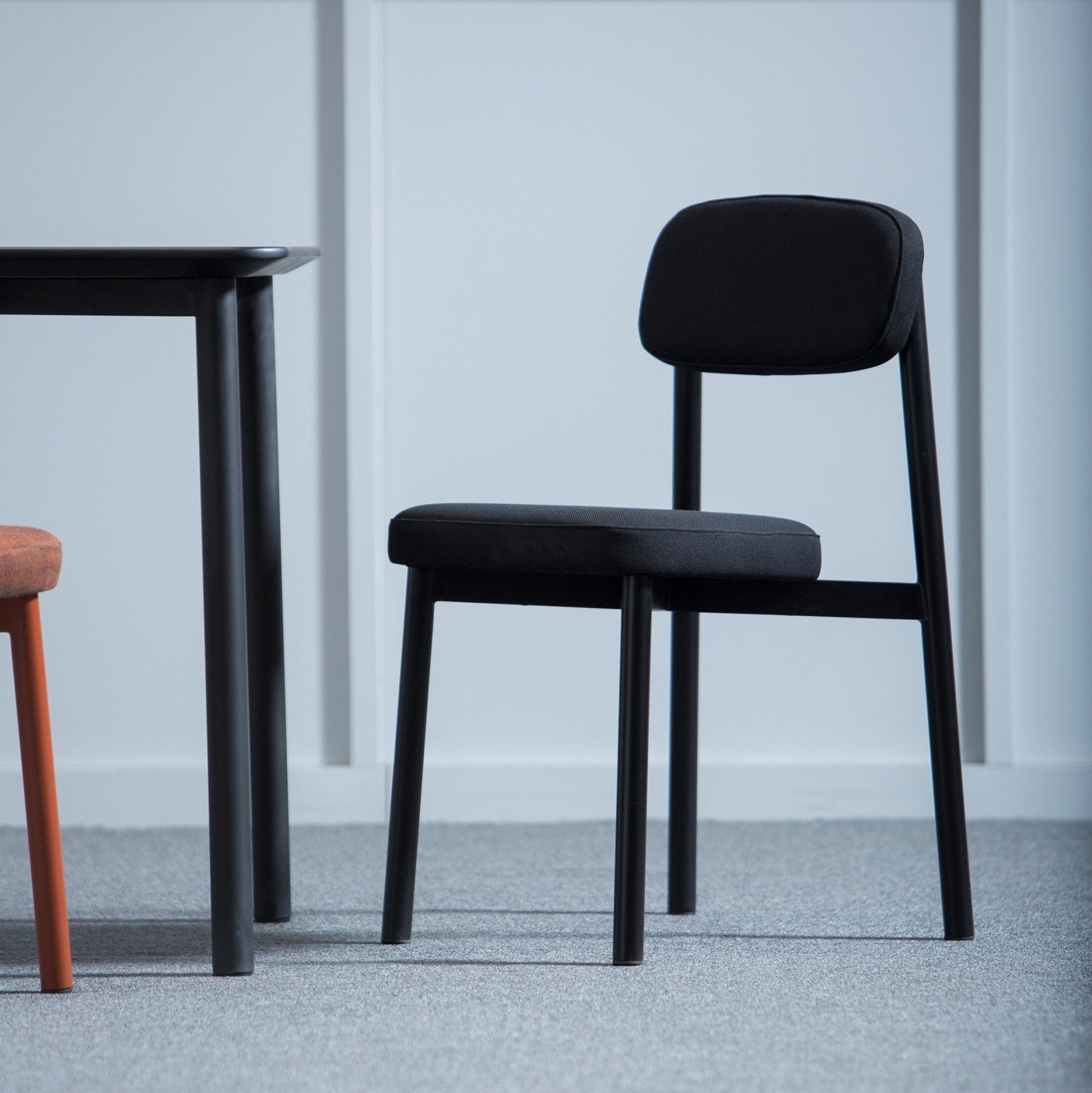 Chaise noire Résidence - Kann Design - The Cool Republic