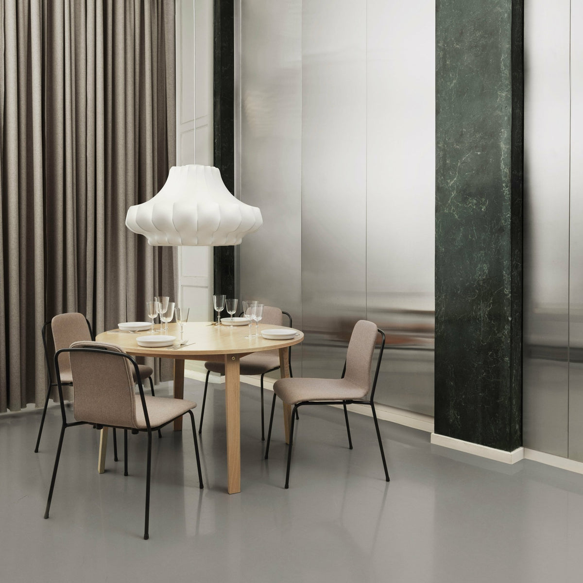 Chaise noire structure noire Studio noir - Normann Copenhagen - The Cool Republic