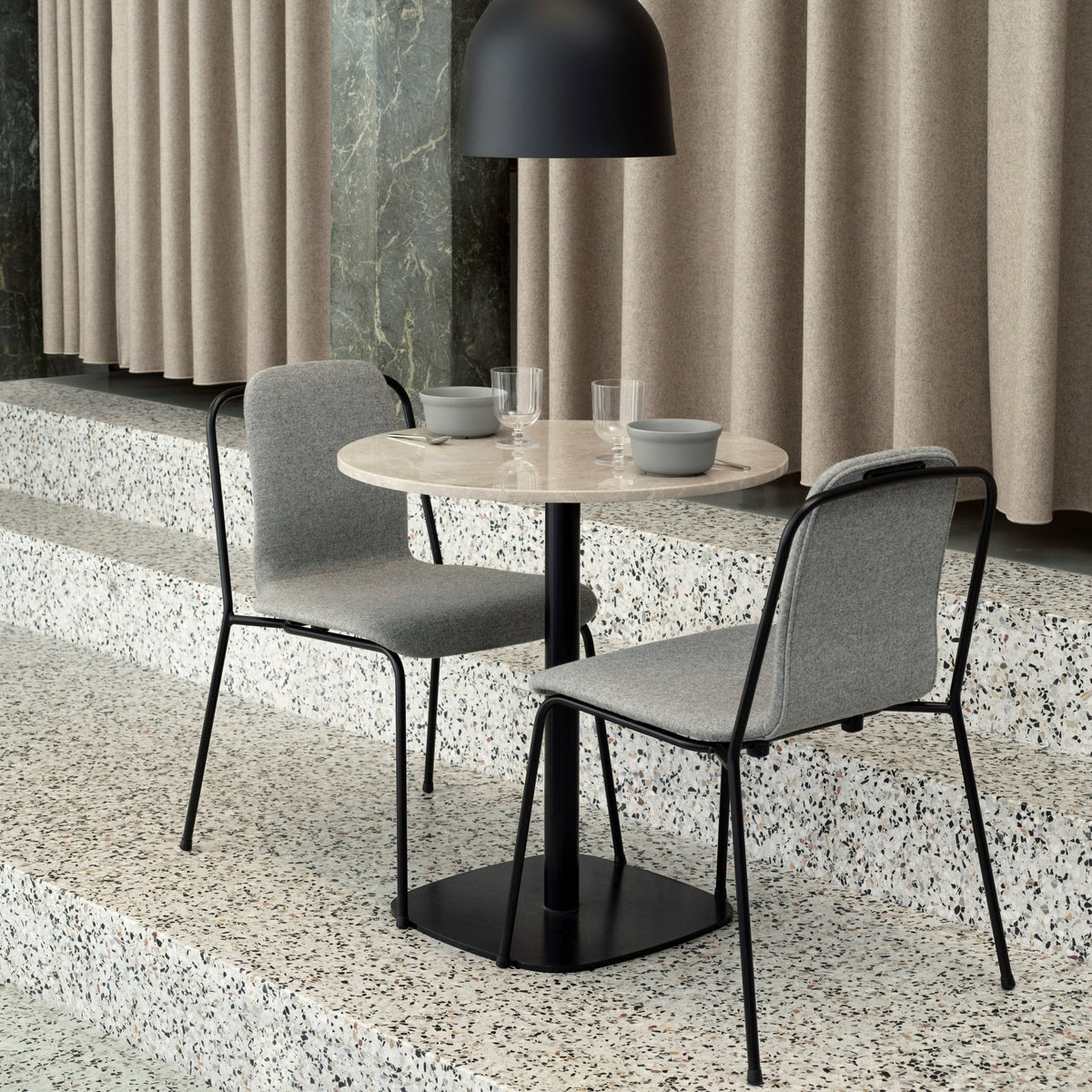 Chaise noire structure noire Studio noir - Normann Copenhagen - The Cool Republic