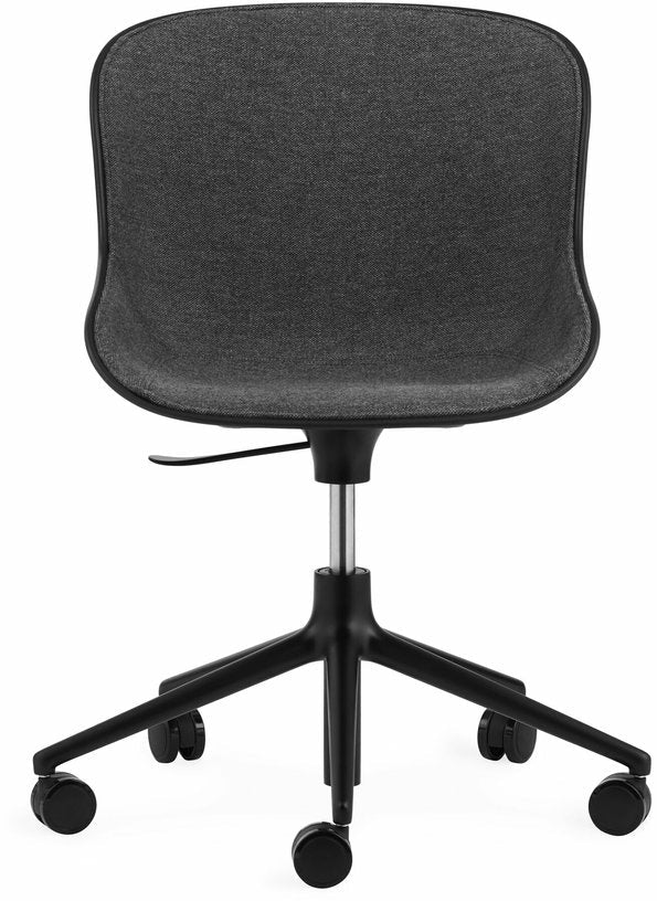 Chaise pivotante piétement noir à roulettes noire assise tissu Swivel - Norman Copenhagen - The Cool Republic