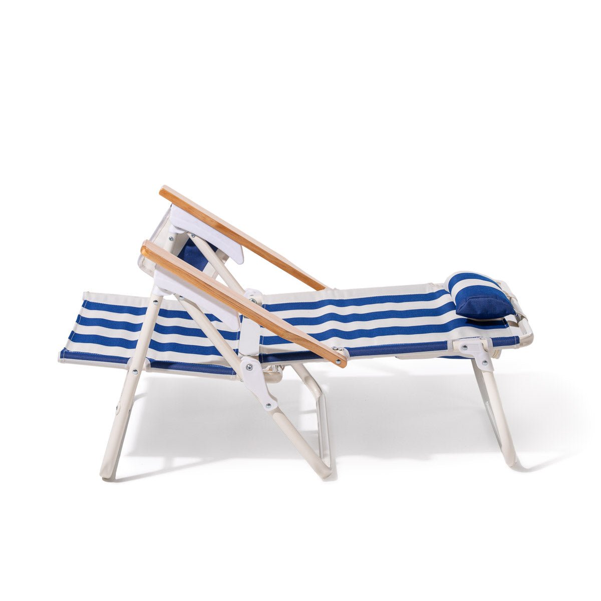 Chaise pliante de plage en toile à rayures bleu Crew Blue Stripe The Penny - Business & Pleasure - The Cool Republic