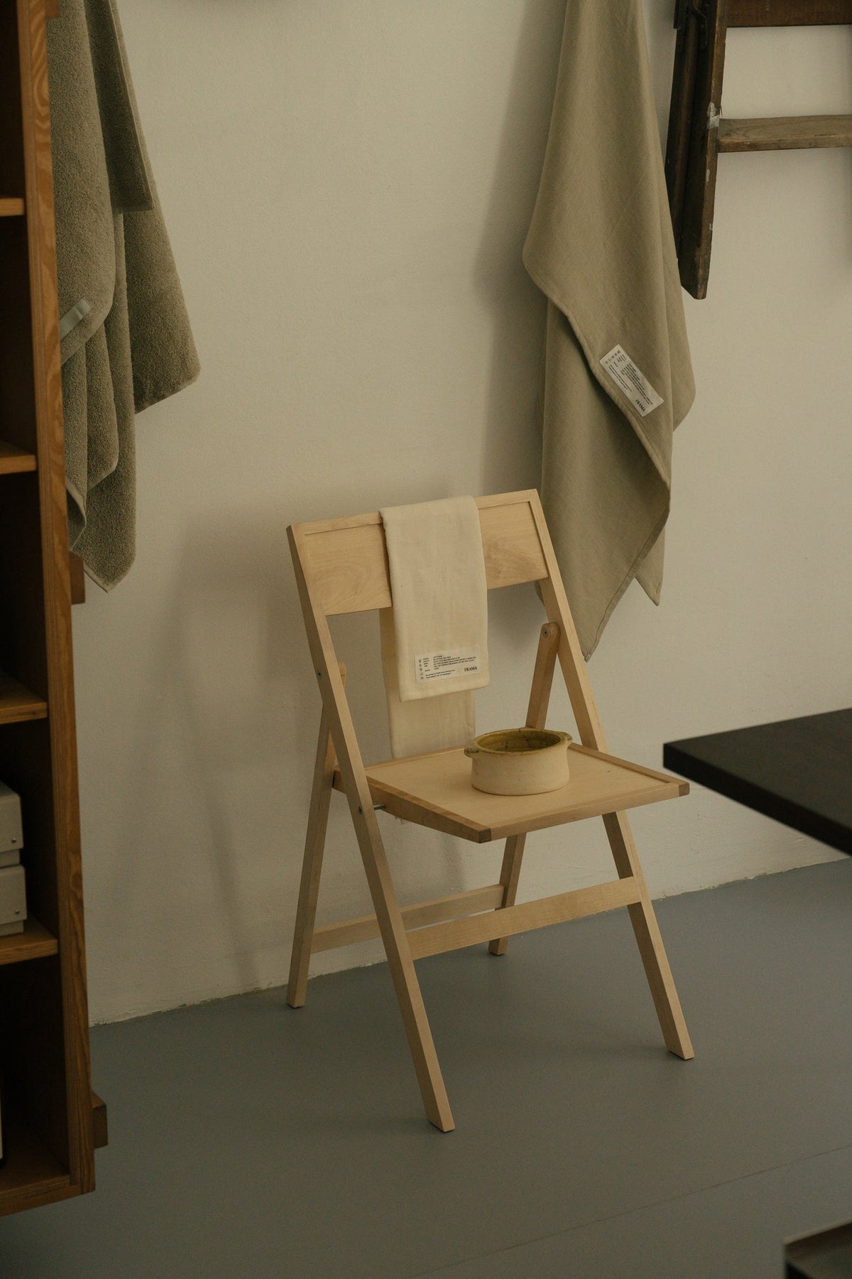 Chaise pliante en bouleau naturel 44 x 56 x 80 cm Folding - Frama - The Cool Republic