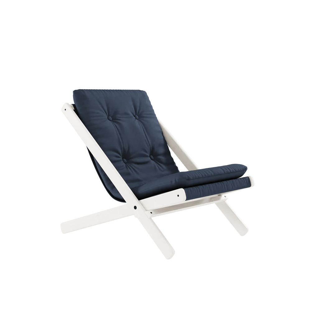 Chaise pliante en hêtre blanc et matelas en coton bleu marine 65x88x75cm Boogie raw - Karup Design - The Cool Republic