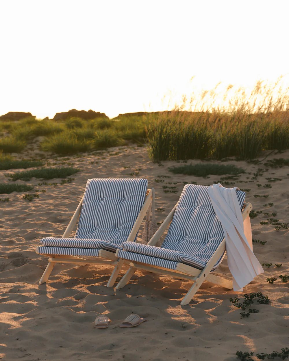 Chaise pliante en hêtre blanc et matelas en coton lin 65x88x75cm Boogie raw - Karup Design - The Cool Republic