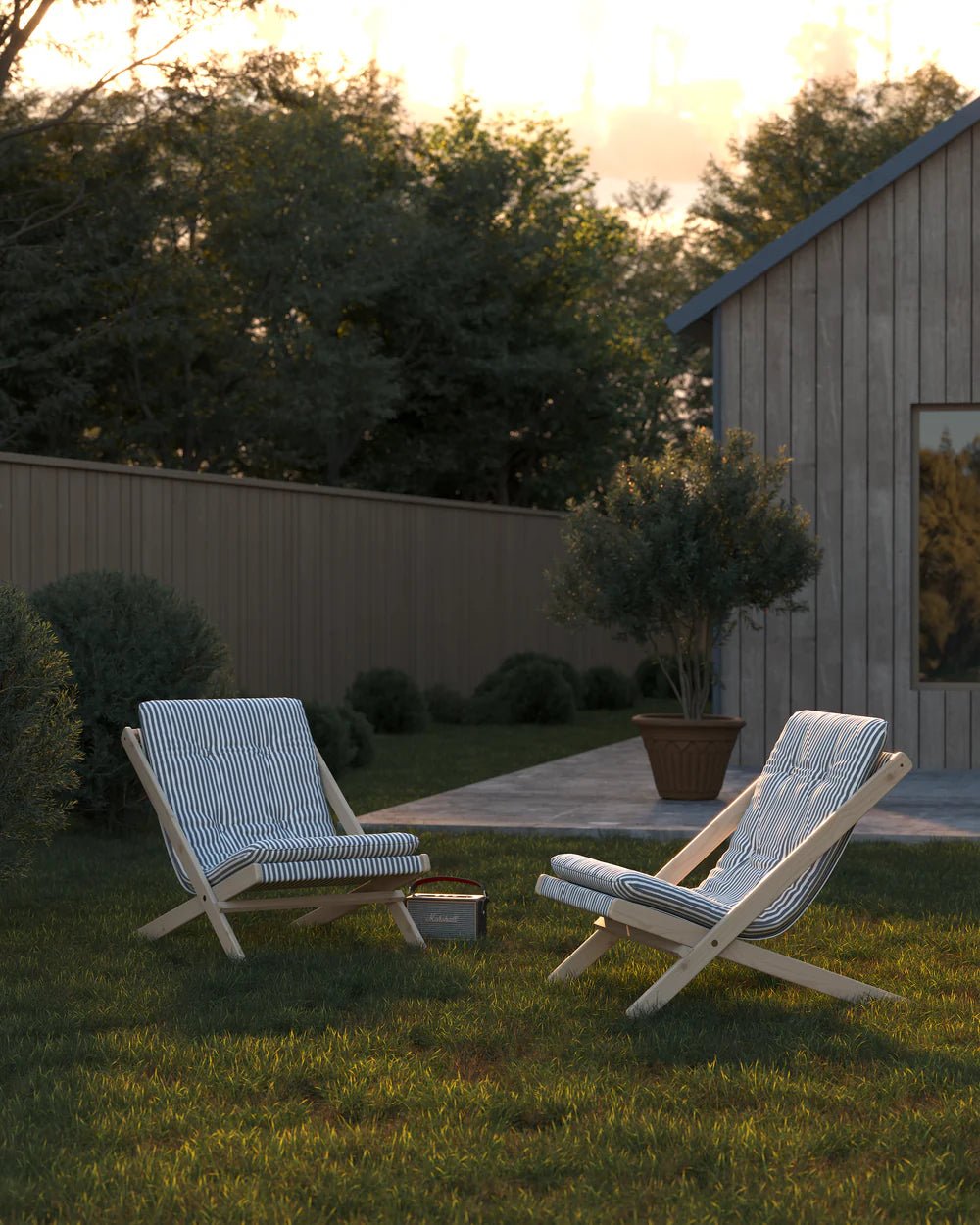 Chaise pliante en hêtre blanc et matelas en coton marron 65x88x75cm Boogie raw - Karup Design - The Cool Republic