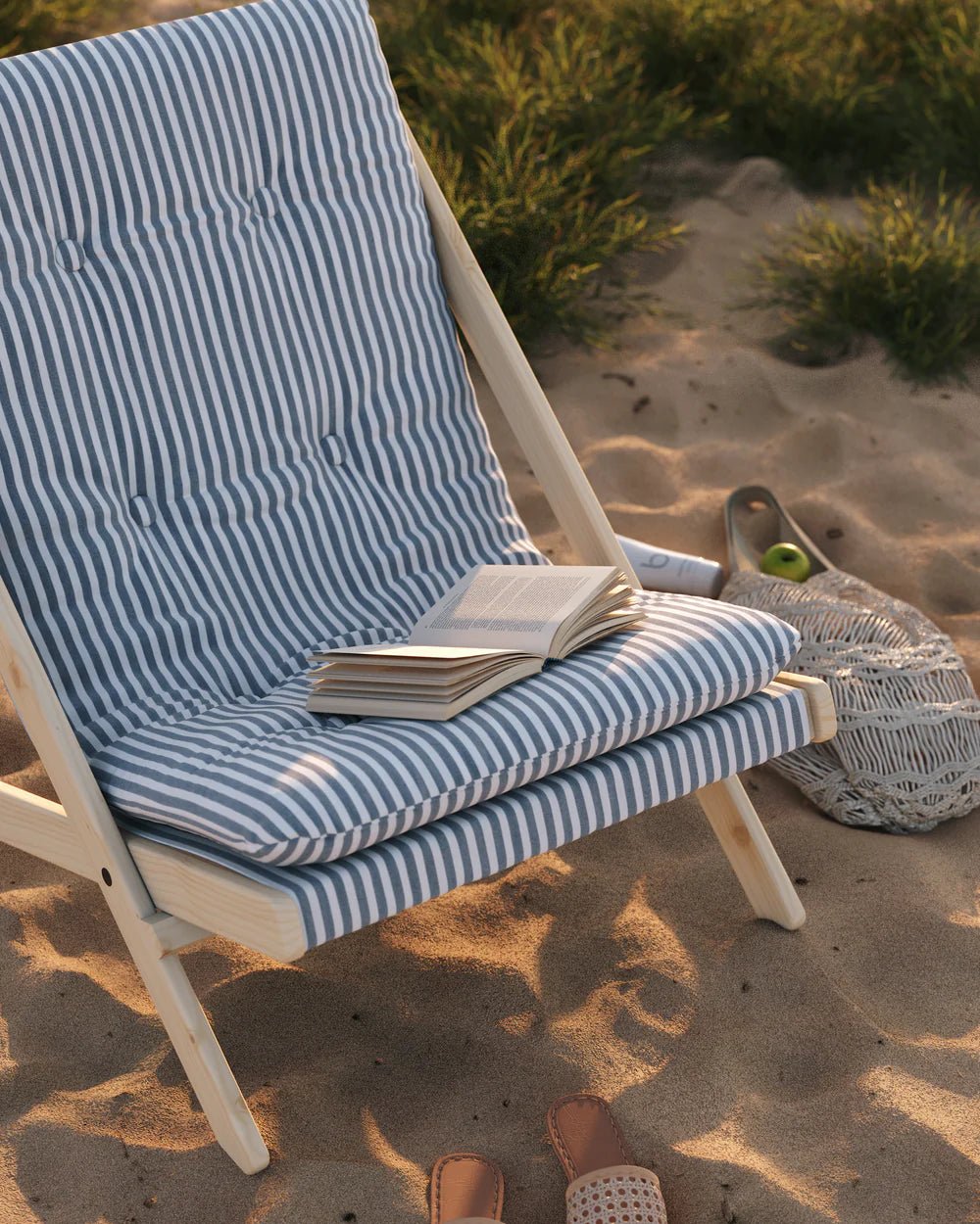 Chaise pliante en hêtre bleu et matelas en coton rayé 65x88x75cm Boogie raw - Karup Design - The Cool Republic