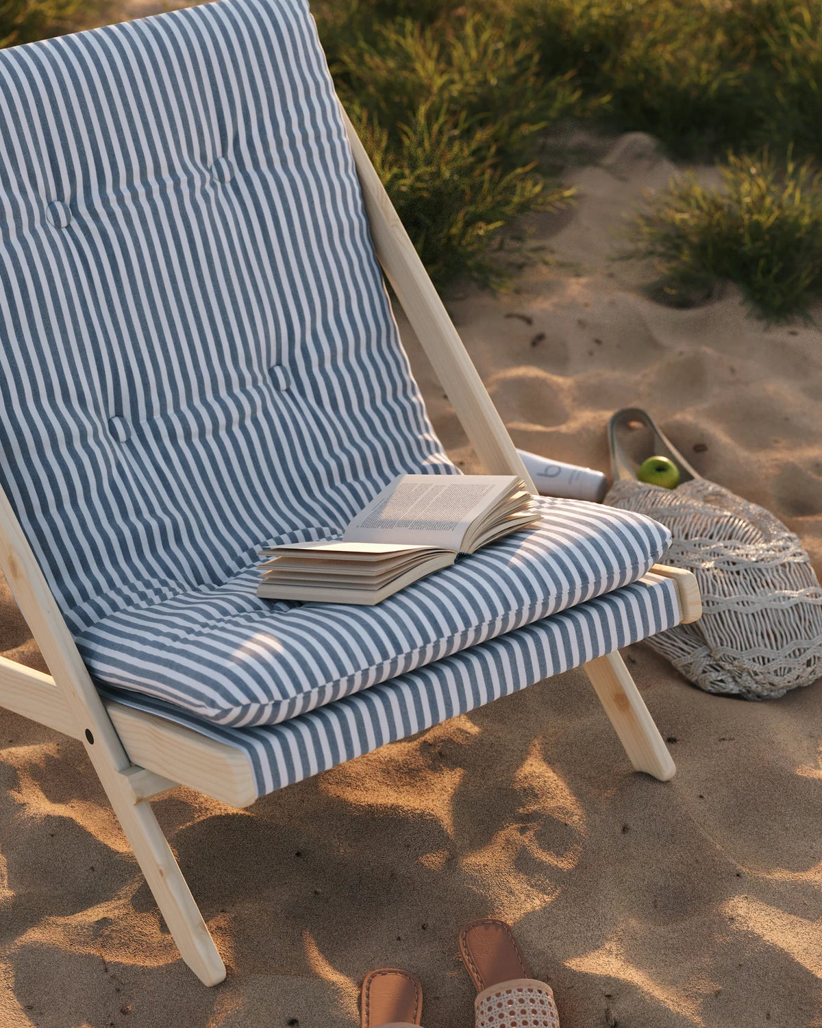 Chaise pliante en hêtre noir et matelas en coton beige 65x88x75cm Boogie raw - Karup Design - The Cool Republic