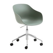 Chaise réglable à roulettes en plastique recyclé vert et pieds en aluminium AAC 252 2.0 - HAY - The Cool Republic