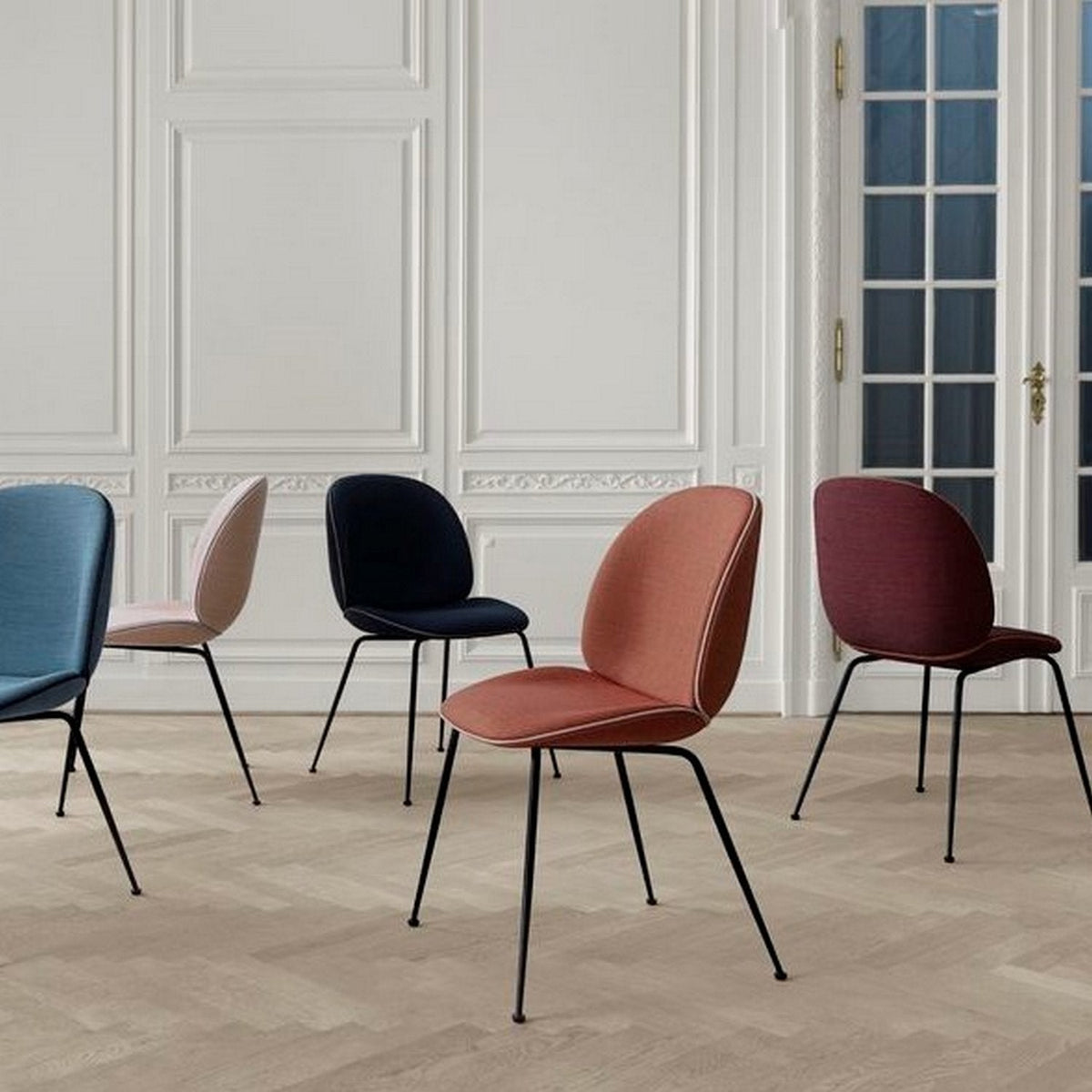 Chaise rose clair piétement laiton Beetle - Gubi - The Cool Republic