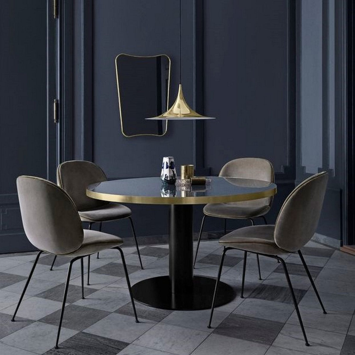 Chaise rose clair piétement laiton Beetle - Gubi - The Cool Republic