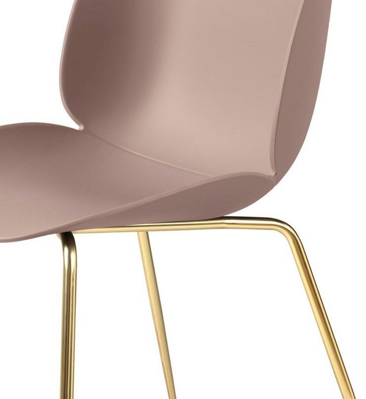 Chaise rose clair piétement laiton Beetle - Gubi - The Cool Republic