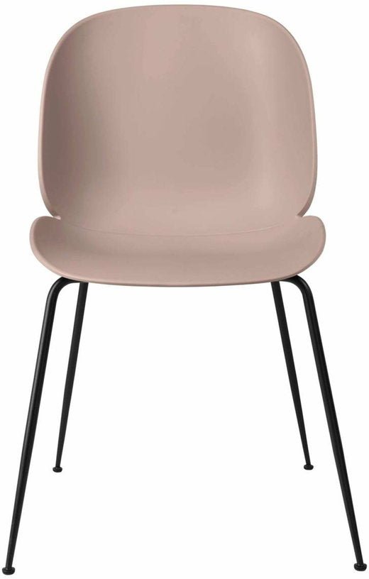 Chaise rose piétement en métal noir Beetle - Gubi - The Cool Republic