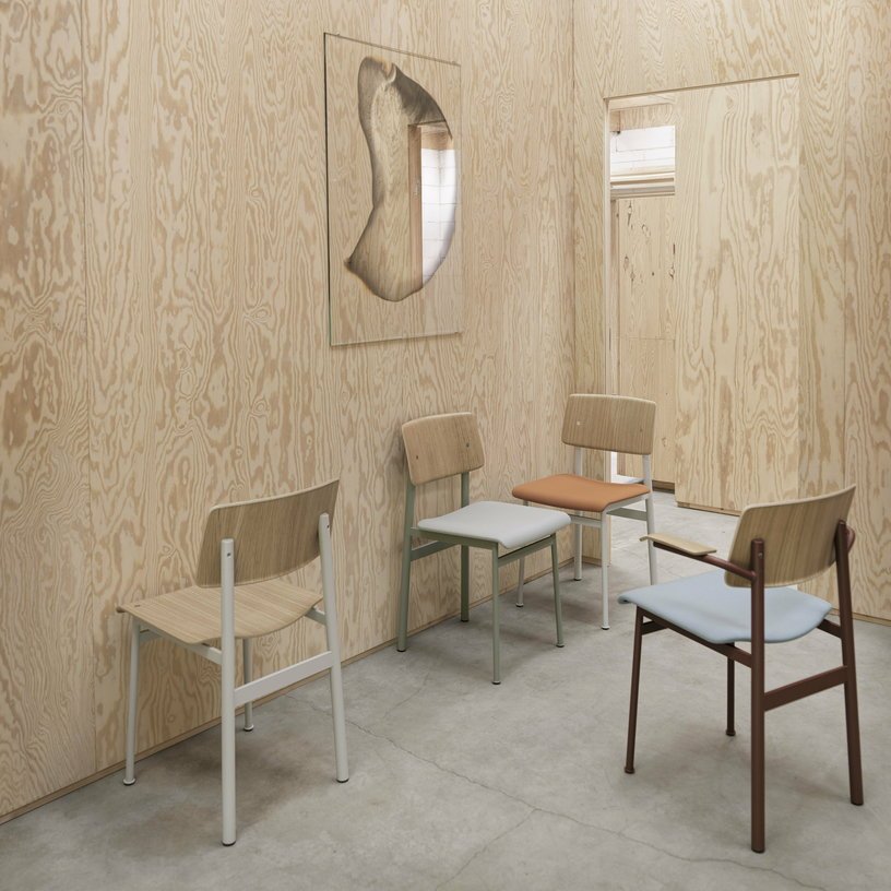 Chaise rouge et bois naturel sans accoudoir Loft - Muuto - The Cool Republic