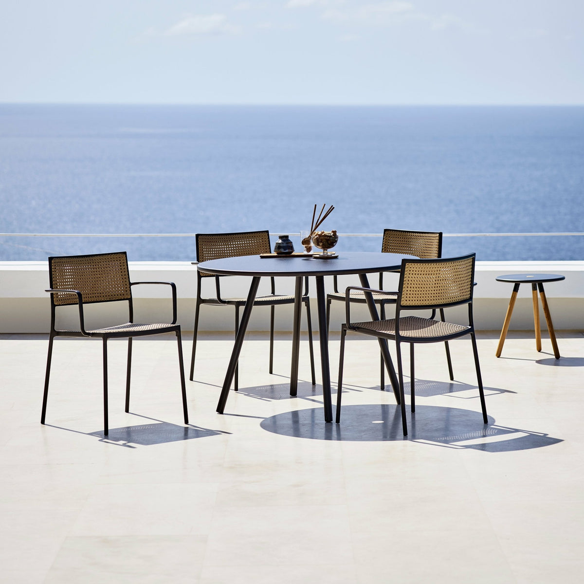 Chaise tissage naturel et cadre noir Less - Cane-Line - The Cool Republic