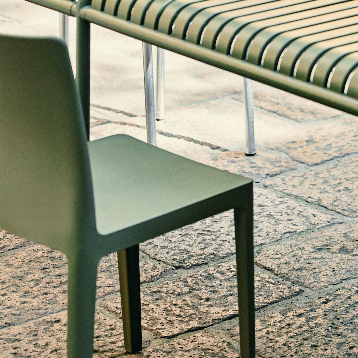 Chaise vert olive recyclée Elémentaire - Hay - The Cool Republic