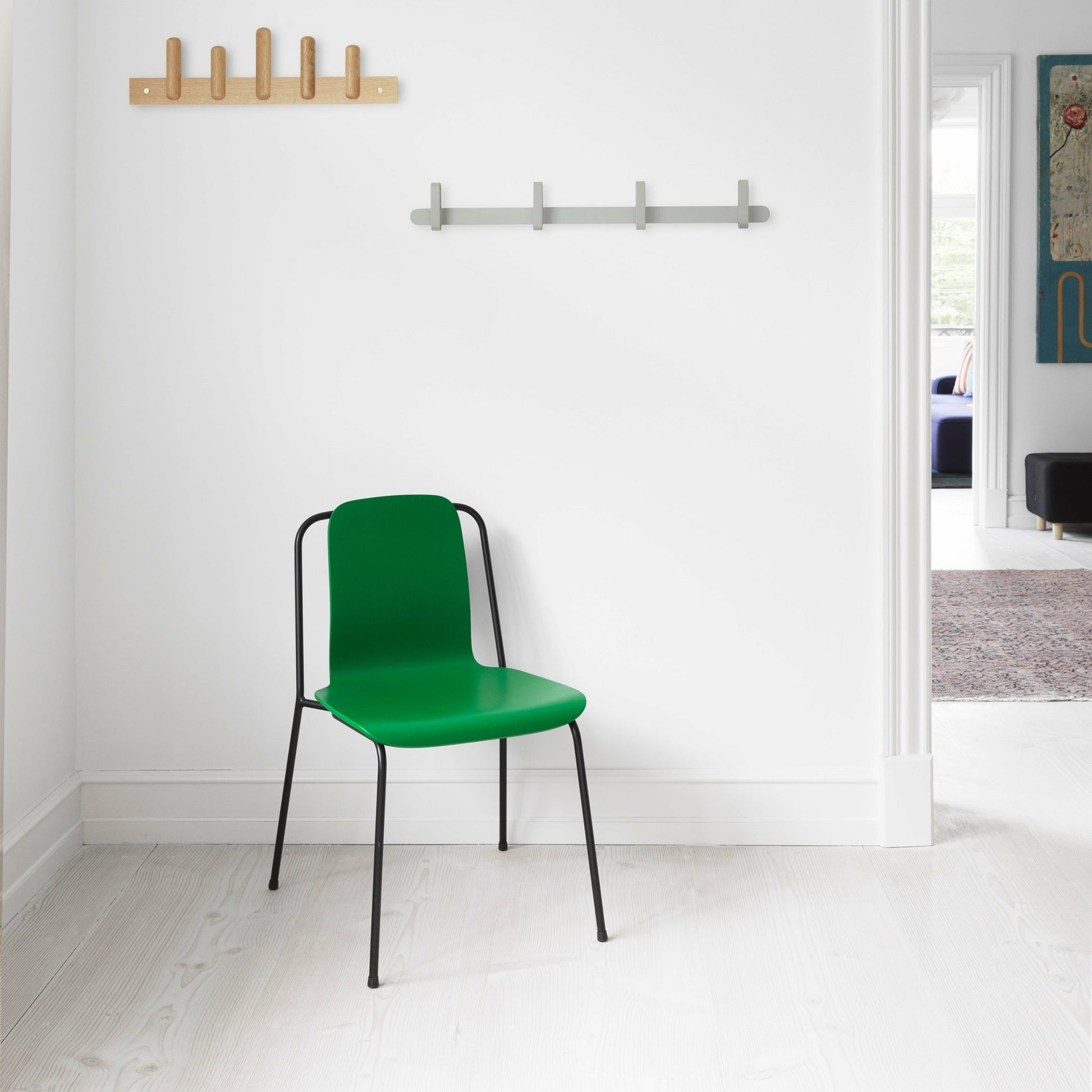 Chaise verte structure noire Studio vert - Normann Copenhagen - The Cool Republic