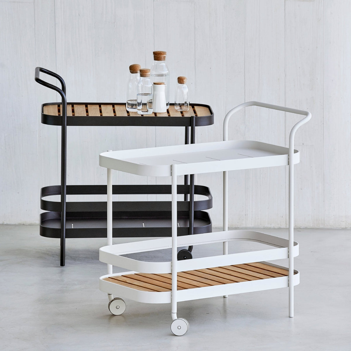 Chariot de bar en aluminium blanc Roll - Cane-Line - The Cool Republic