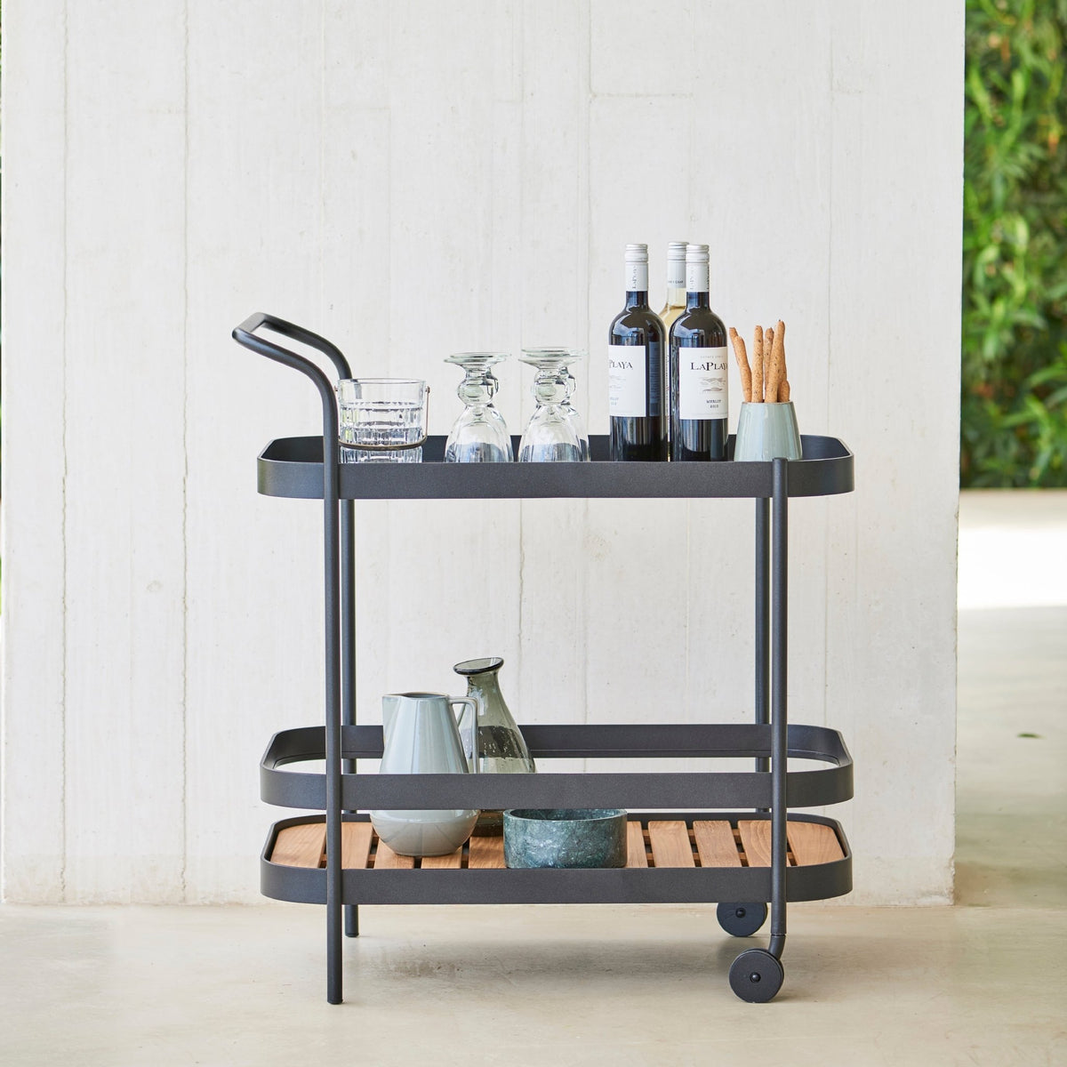 Chariot de bar en aluminium blanc Roll - Cane-Line - The Cool Republic