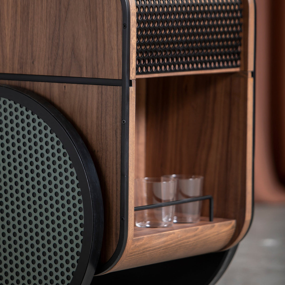 Chariot de bar en bois de noyer Trink - Kann Design - The Cool Republic
