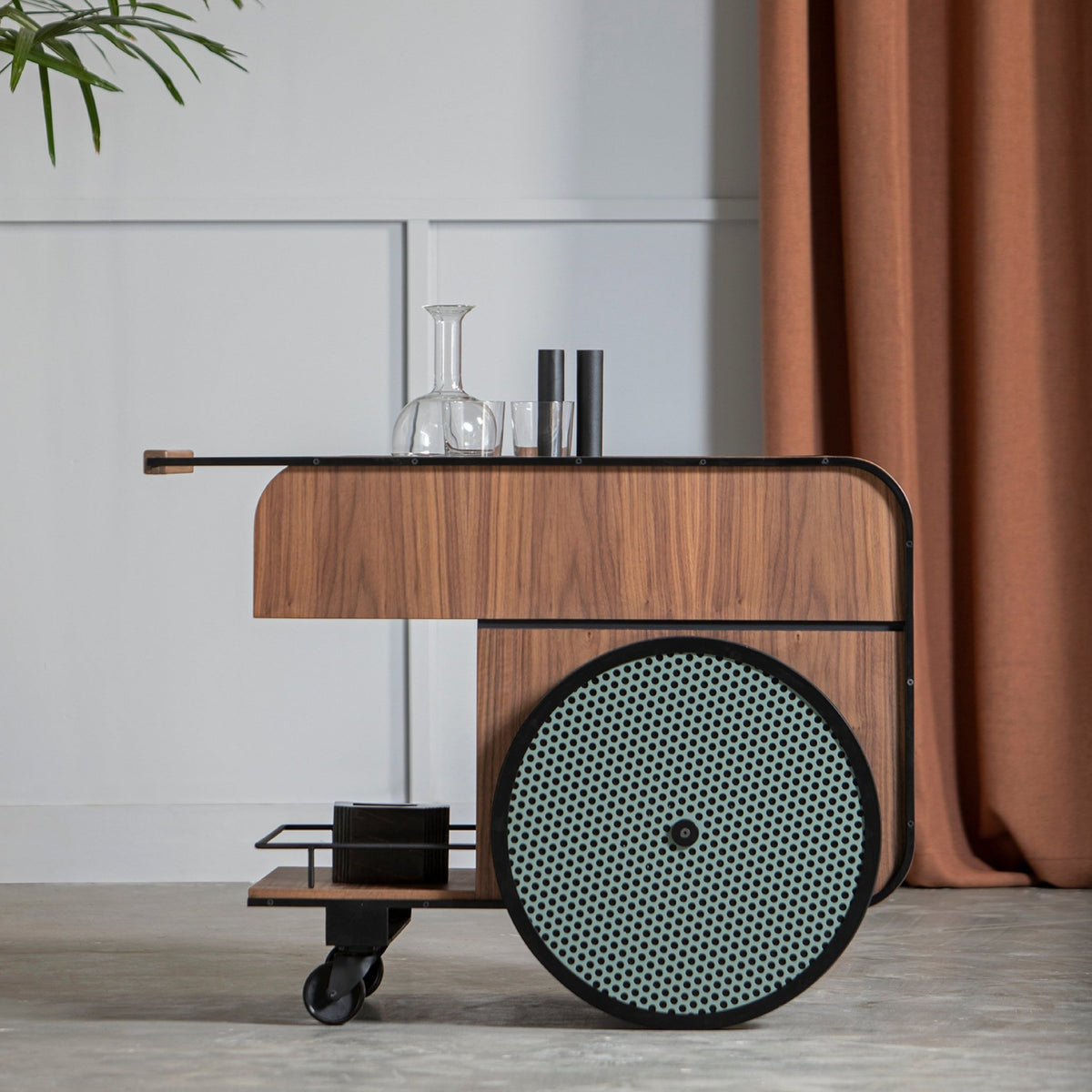 Chariot de bar en bois de noyer Trink - Kann Design - The Cool Republic