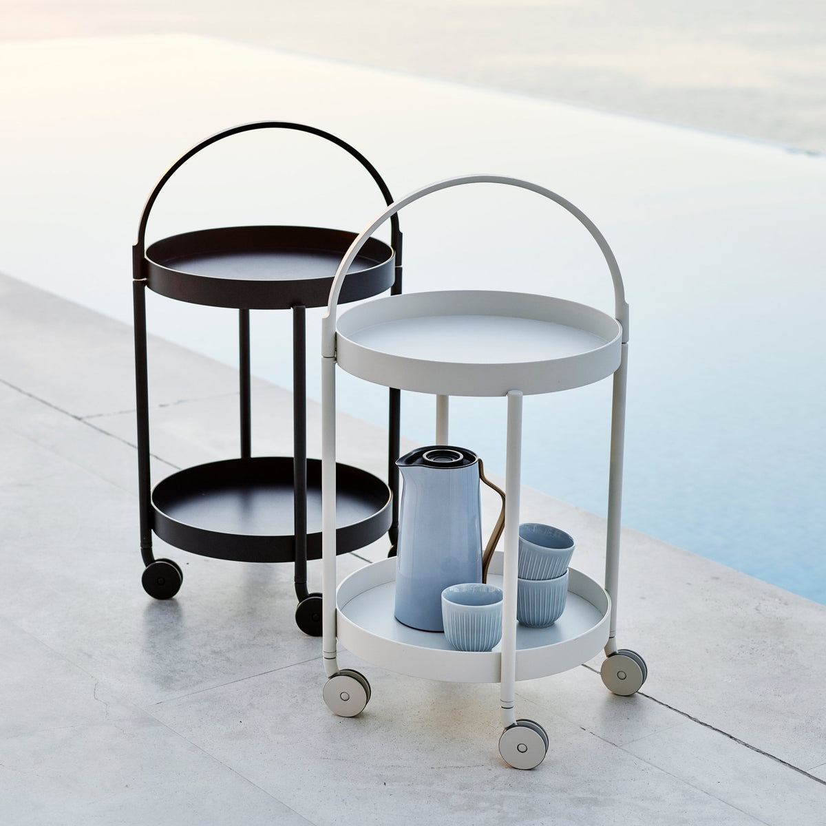 Chariot en aluminium noir Roll - Cane-Line - The Cool Republic