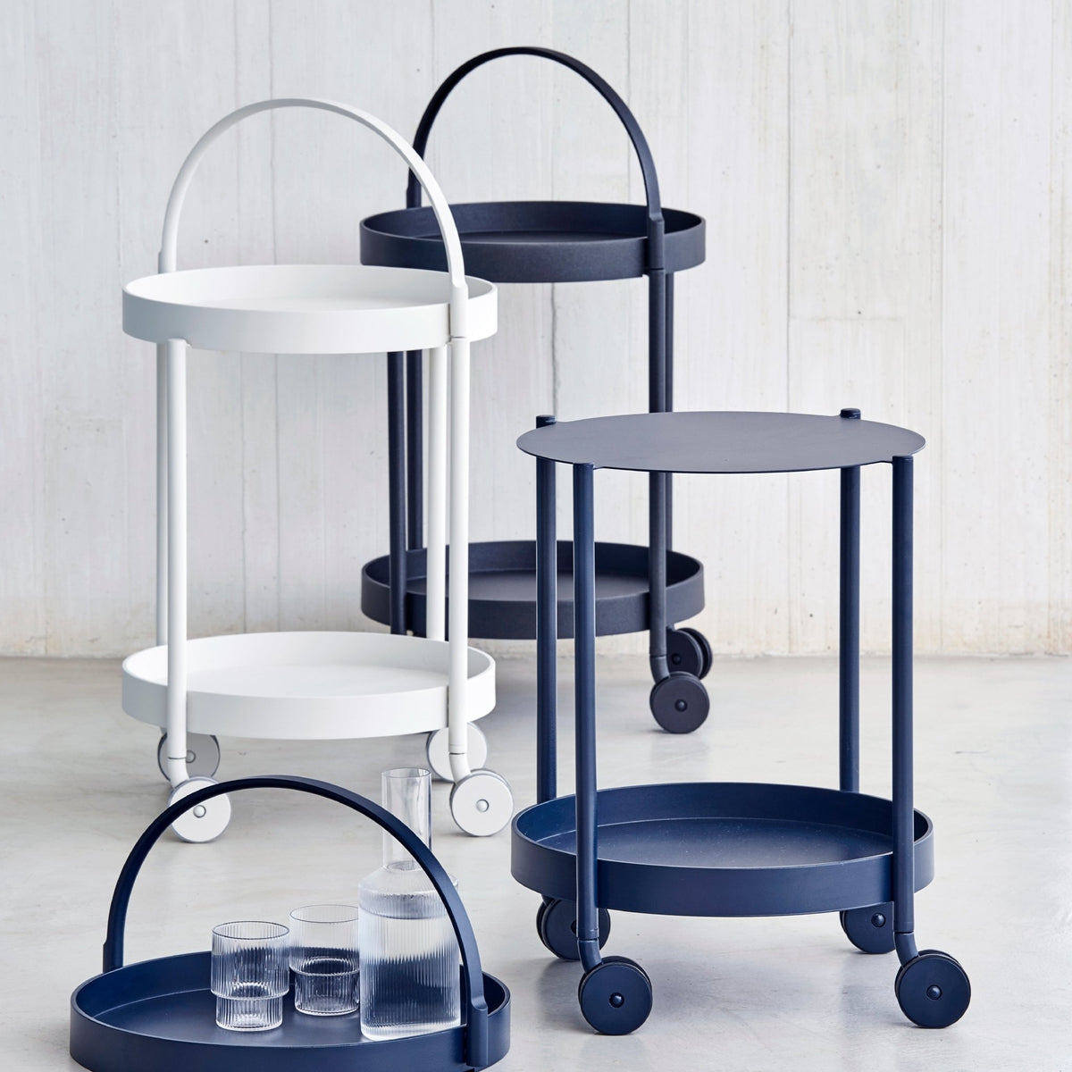 Chariot en aluminium noir Roll - Cane-Line - The Cool Republic